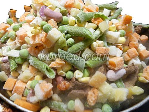Куриная печень тушеная с овощами, пошаговое приготовление - добавить замороженные овощи