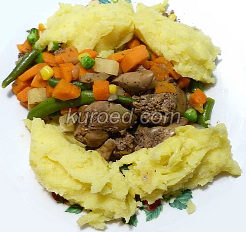 Тушеная куриная печень с овощами и картофельным пюре