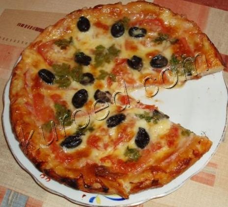 Пицца с ветчиной и маслинами