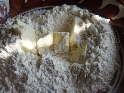 пирог с ревенем, пошаговое приготовление - муку растереть с маслом