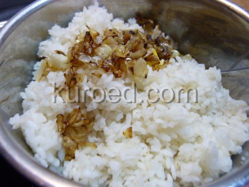 Пирог с рисом и яйцами, пошаговое приготовление начинки - смешать рис и лук