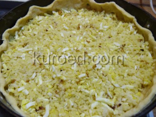 Пирог с рисом и яйцами, пошаговое приготовление  - выложить начинку