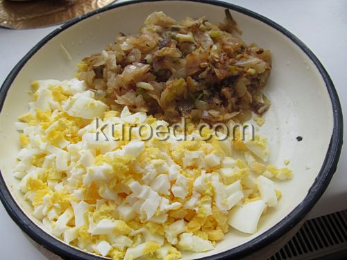Пызы с яйцом и луком, пошаговое приготовление - Яйца сварить и нарезать, поджарить лук