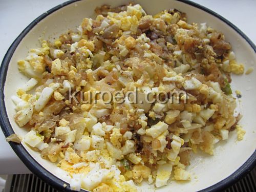 Пызы с яйцом и луком, пошаговое приготовление - Готовим начинку: яйца  перемешиваем с  луком