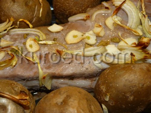 Свиные ребра,  запеченные с чесноком и картофелем в  духовке 