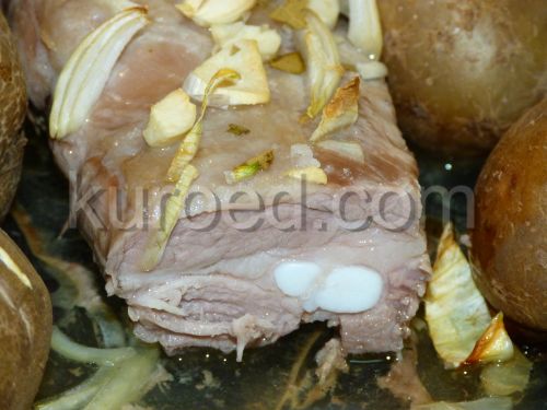 Свиные ребра,  запеченные с чесноком в духовке 