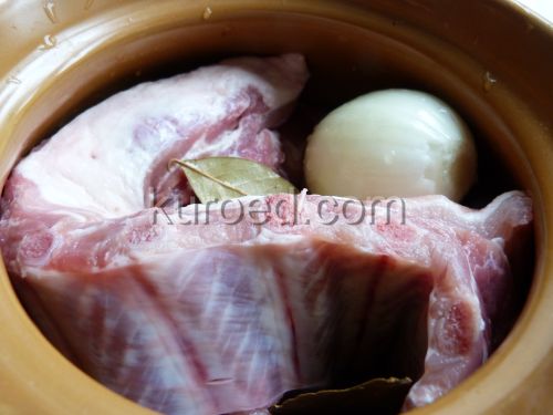 Свиная тушенка, пошаговое приготовление - ребра и лук в горшочке