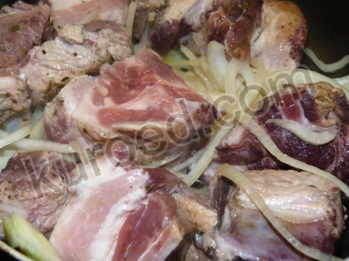 Свиные ребра с черносливом, фоторецепт - обжарить мясо с луком