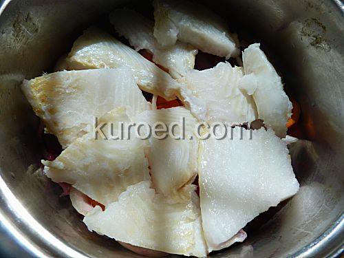 Рыба тушеная с овощами, пошаговое приготовление - на овощи уложить рыбу