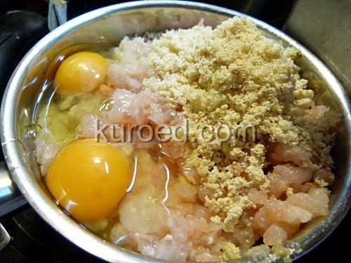 Рыбные котлеты под маринадом, пошаговое приготовление - Добавить сухари, яйца, посолить, поперчить