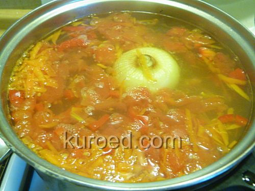 Рисовый суп на говяжьем бульоне, пошаговое приготовление - снять пену, добавить  помидор и рис
