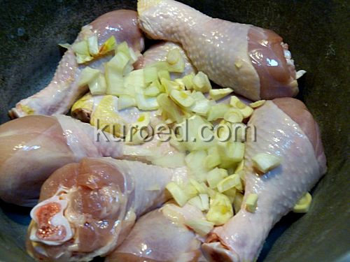 Ризотто с курицей и зеленым горошком, пошаговое приготовление - Курицу, лук и чеснок поместить в чугунок