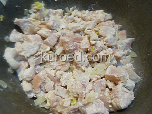 Ризотто с курицей и кабачками, пошаговое приготовление - помешивая, слегка обжарить курицу и лук