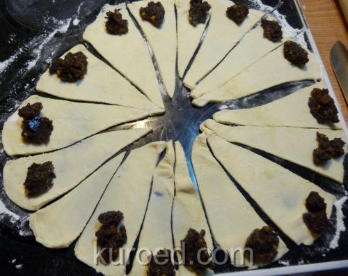 Рогалики с маком, пошаговое приготовление - Раскатать тесто, разрезать и выложить начинку
