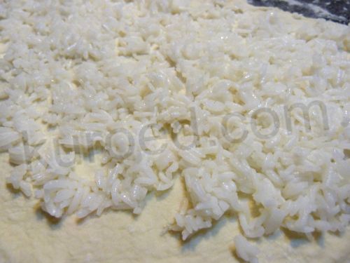 Рулет с рисом и укропом, пошаговое приготовление - раскатать тесто и выложить на него рис
