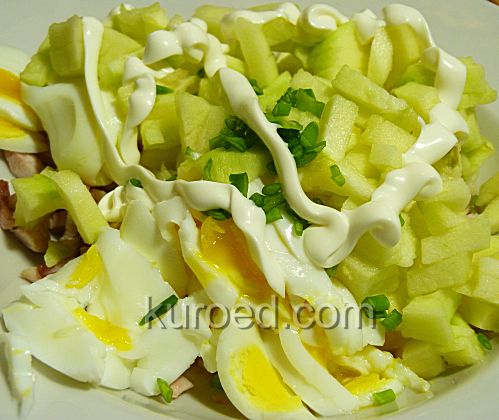 Салат из индейки с яблоками, пошаговое приготовление  - Нарезать лук, огурец и чеснок