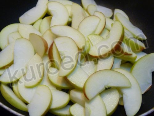 Салат из куриной печени с яблоками, приготовление - нарезанные яблоки на сковороде
