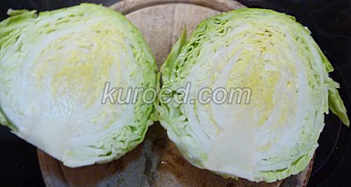 Салат из молодой капусты с яйцами и зеленым луком, пошаговое приготовление - Разрезать капусту пополам