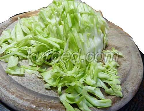 Салат из молодой капусты с яйцами и зеленым луком, пошаговое приготовление - нарезать капусту