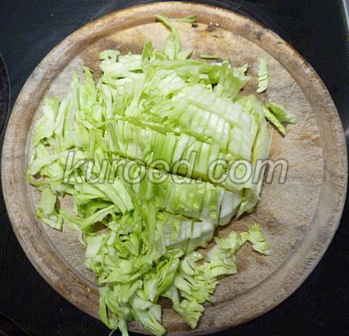 Салат из молодой капусты с яйцами и зеленым луком, пошаговое приготовление - нарезать капусту поперек