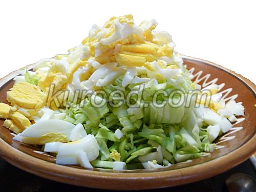 Салат из молодой капусты с яйцами и зеленым луком, пошаговое приготовление - нарезать яйца