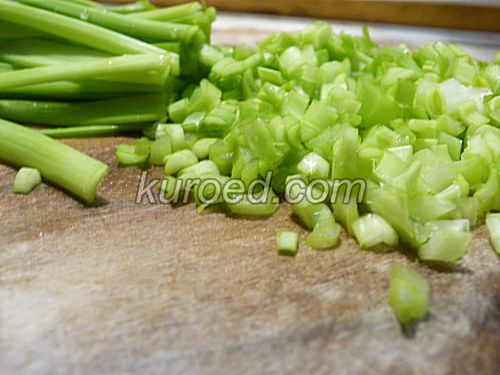 Салат из молодой капусты с яйцами и зеленым луком, пошаговое приготовление - нарезать зеленый лук