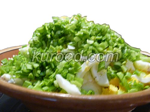 Салат из молодой капусты с яйцами и зеленым луком, пошаговое приготовление - добавить в салат