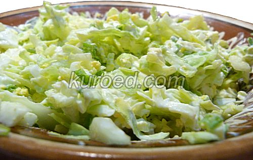 Салат из молодой капусты с яйцами и зеленым луком со сметаной