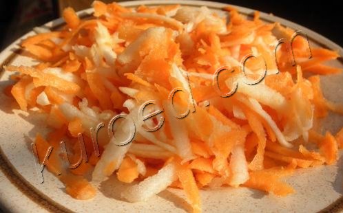 Салат из моркови и яблок, пошаговое приготовление - Натeреть морковь и яблоко на крупной терке
