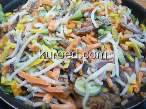 Салат с куриной печенью и овощами, пошаговое приготовление  - Добавить замороженные овощи