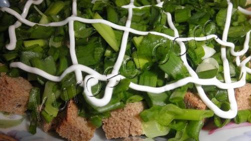 Салат из картошки, селедки и черного хлеба, фоторецепт - потом зеленый лук