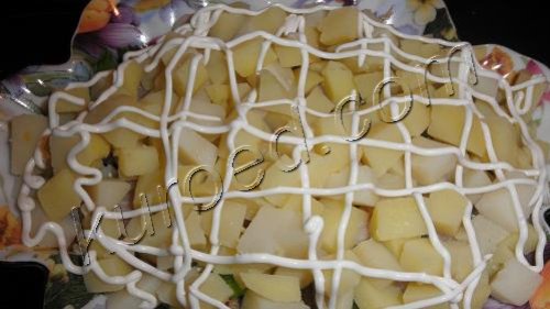 Салат из картошки, селедки и черного хлеба, приготовление - теперь выкладываем картошку