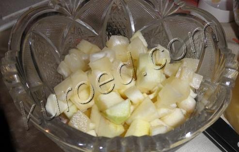 Салат Куриное счастье, пошаговое приготовление - нарезать ананасы и яблоки