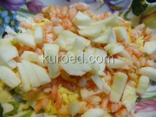 Салат с креветками и яблоками, фоторецепт - Салат выкладываем слоями - на сыр - креветки, на них - яблоко