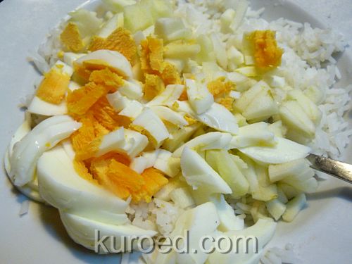 Салат с крилем, рисом и яблоками, фоторецепт - нарезать яйца и яблоки