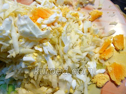 Салат с сельдереем и яблоком, пошаговое приготовление - нарезать яйцо