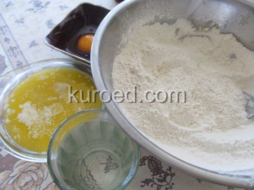 Самса, пошаговое приготовление - ингредиенты: растопленное сливочное масло, мука, яйцо и вода