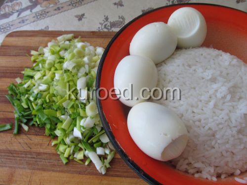 Самса, пошаговое приготовление - для начинки: сварить рис и яйца, нарезать лук