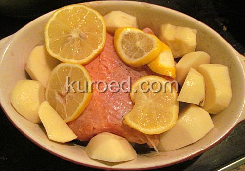 Семга с картошкой, пошаговое приготовление  - рыбу и картошку выложить в форму