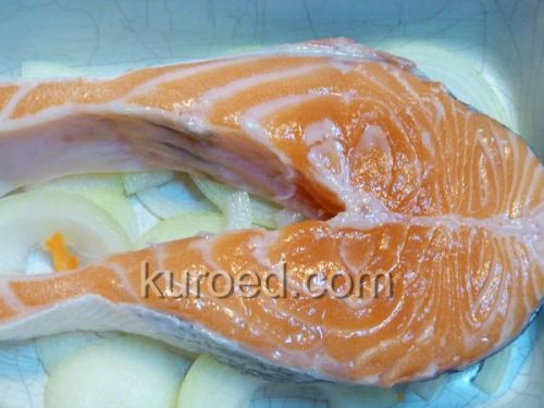 Семга с морковью, пошаговое приготовление  - рыбу полить лимонным соком