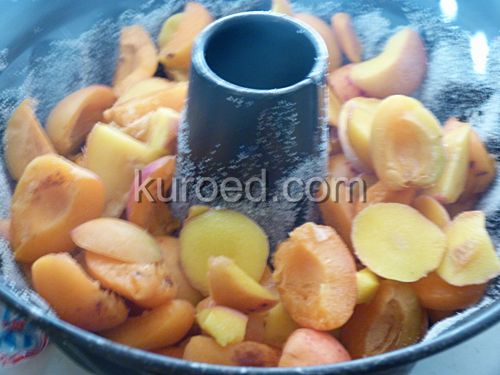 Шарлотка с вишнями и абрикосами, пошаговое приготовление - выкладываем в форму абрикосы