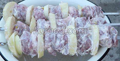 Шашлык из свинины, пошаговое приготовление - нанизываем мясо и лук на шампуры