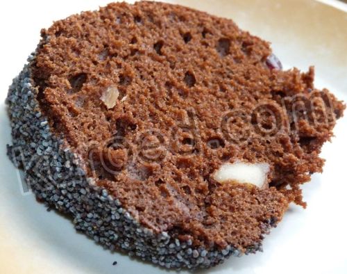 Шоколадный кекс с маком, орехами и сушеной клюквой