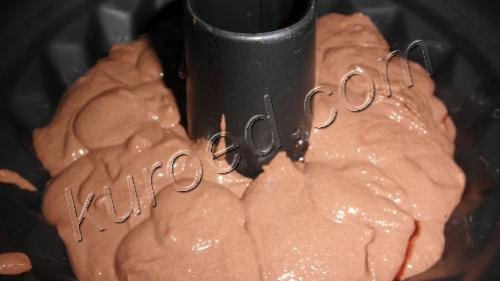 Быстрый шоколадный кекс (шоколадный манник), фоторецепт - выложить в форму вторую половину теста