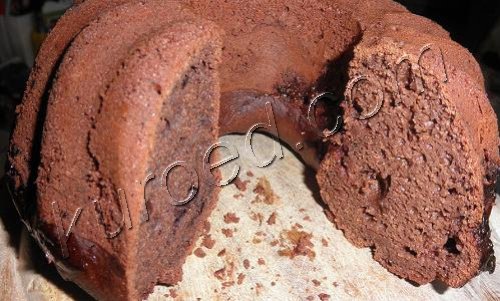 Быстрый шоколадный кекс (шоколадный манник) с прослойкой из клубничного варенья