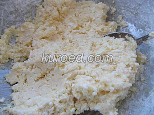 Сырники, пошаговое приготовление - Творог смешать с яйцами, мукой и сахаром
