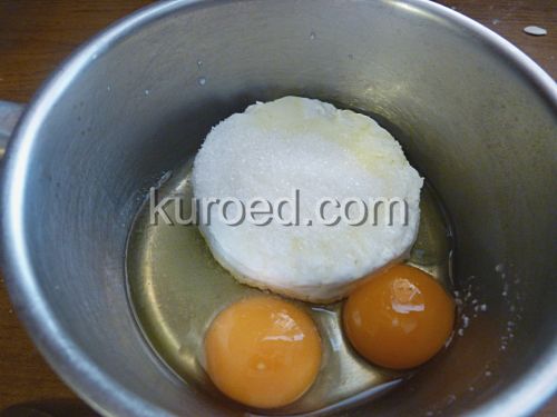 Кабачковые сырники с вишней, пошаговое приготовление - Творог смешать с яйцами и сахаром