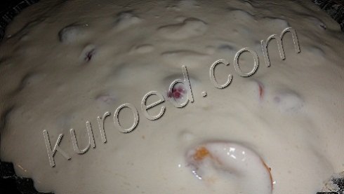Сливочный торт с ягодами, пошаговое приготовление - залить сметанным кремом