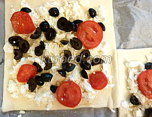 Пирог с фетой, маслинами и помидорами, пошаговое приготовление - помидоры выложить поверх маслин и феты