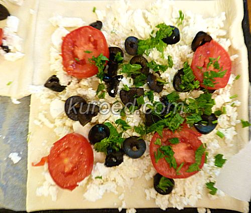 Пирог с фетой, маслинами и помидорами, пошаговое приготовление - выложить петрушку